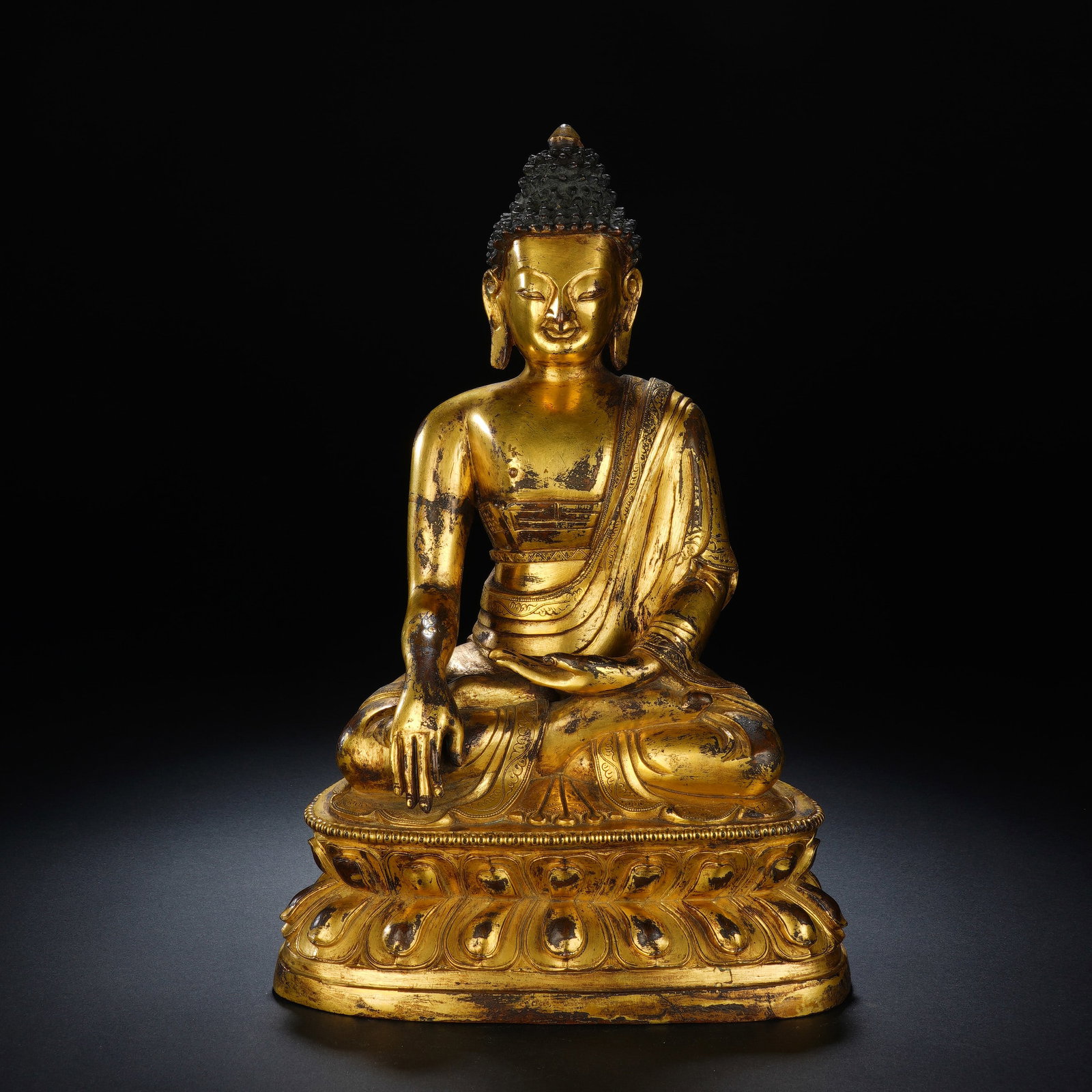 A CHINESE GILT BRONZE SEATED SHAKYAMUNI STATUE (1 of 9)