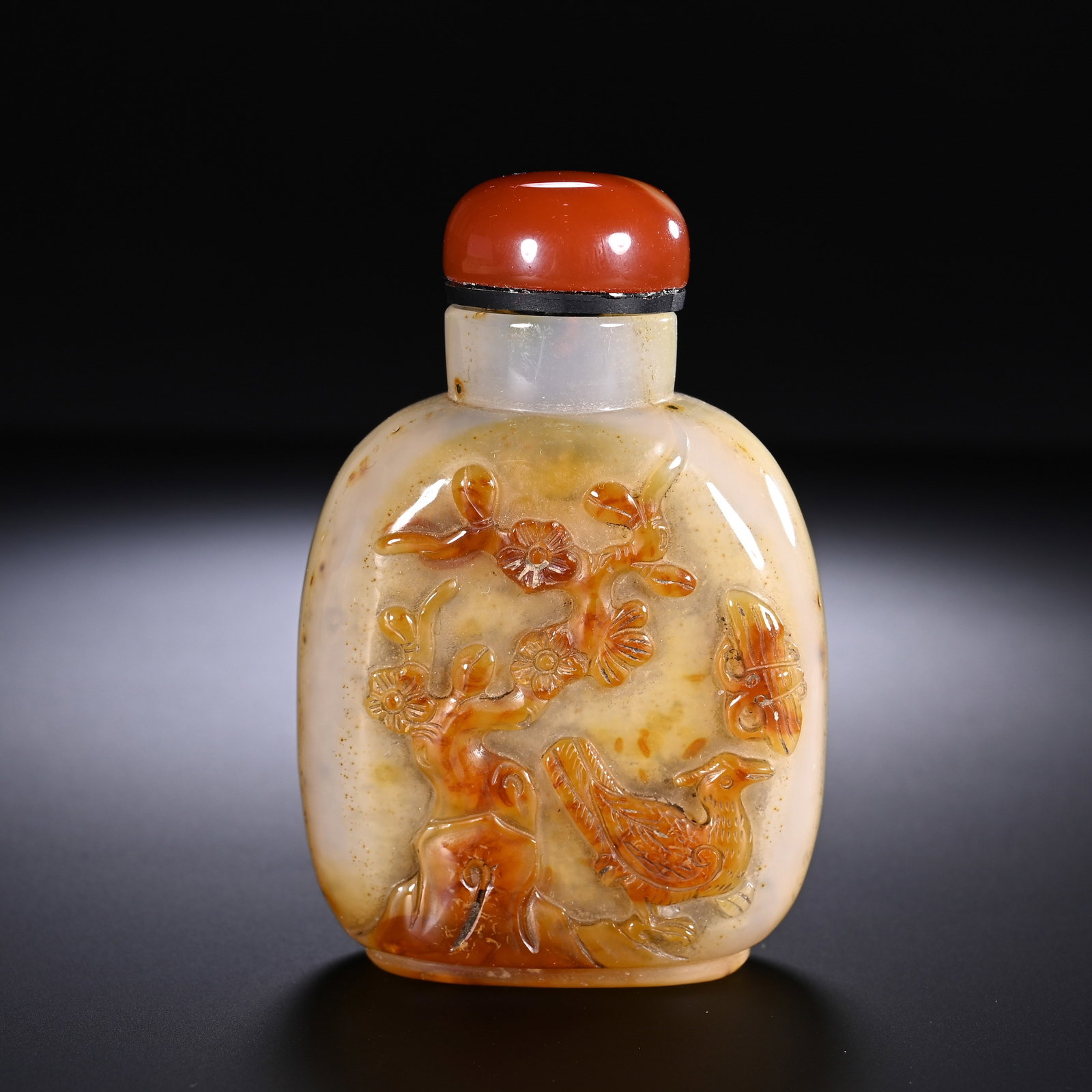 A CHINESE CAMEO AGATE SNUFF BOTTLE (1 of 6)