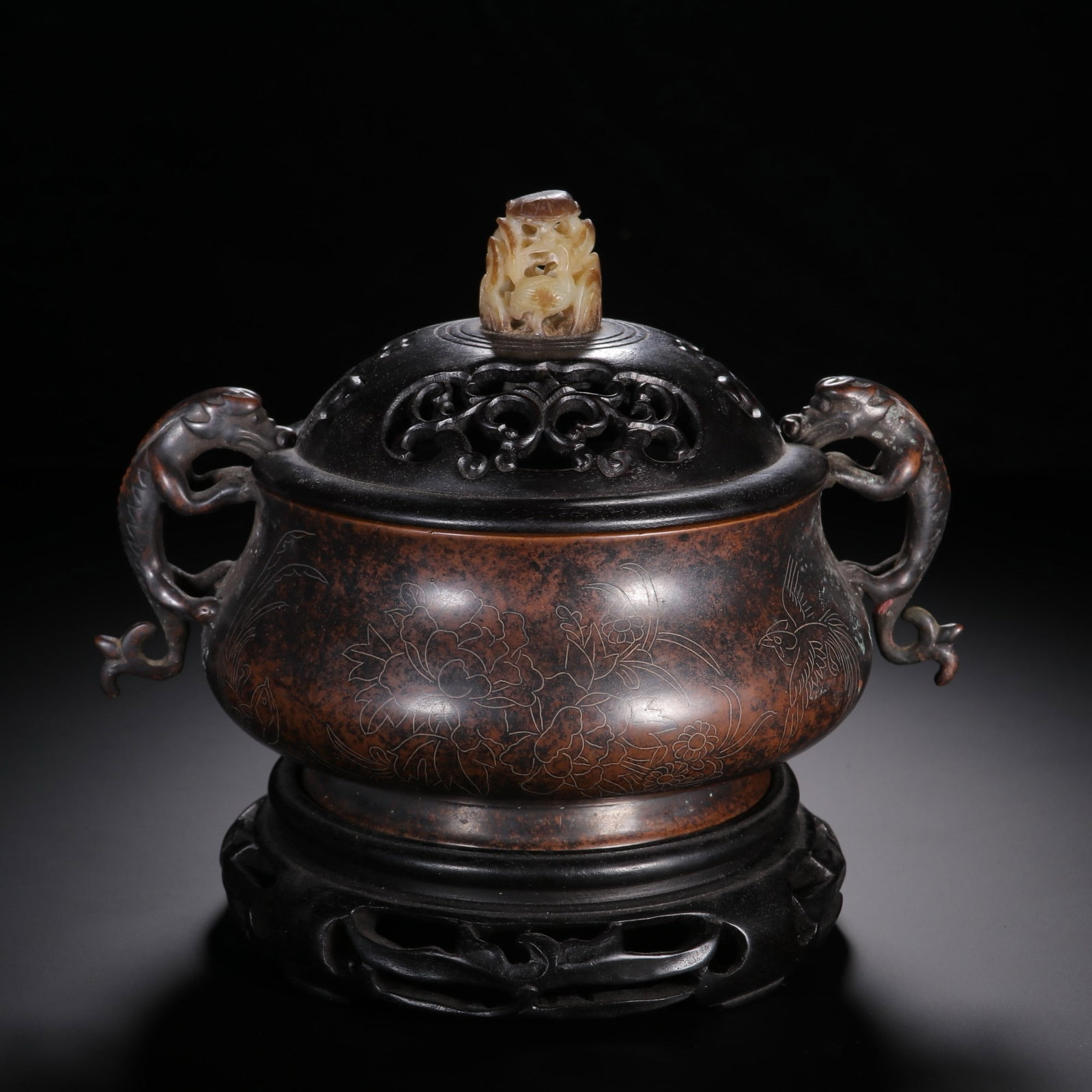 A CHINESE SILVER INLAID CHILONG BRONZE CENSER: Measuring 9.5 cm in height, 20.5 cm in width and weighing 2327 grams, this substantial incense burner has a patinated bronze body adorned with delicate silver-inlaid floral and avian motifs across its