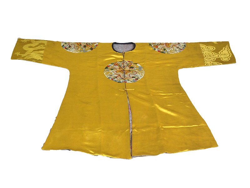 A QING IMPERIAL SILK EMBROIDERED DRAGON ROBE: China, Qing Dynasty (1644-1911), silk embroidery robe, of Imperial Bright Yellow color, embroidered with circular panels of dragons amid clouds in metallic and color threads. Dimension: 64-1/4" Lengt