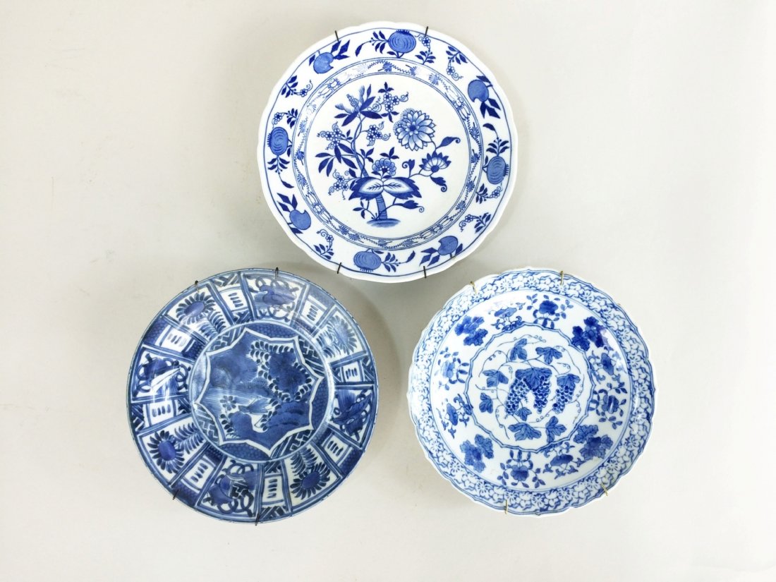 SET OF 3 CHINESE BLUE AND WHITE EXPORT PLATE: Set of 3 Chinese Blue and White Export Plates, with blue and white design of rococo elements of flower foliage. Marks on each base. Dimension: each, 8-1/2"Diam