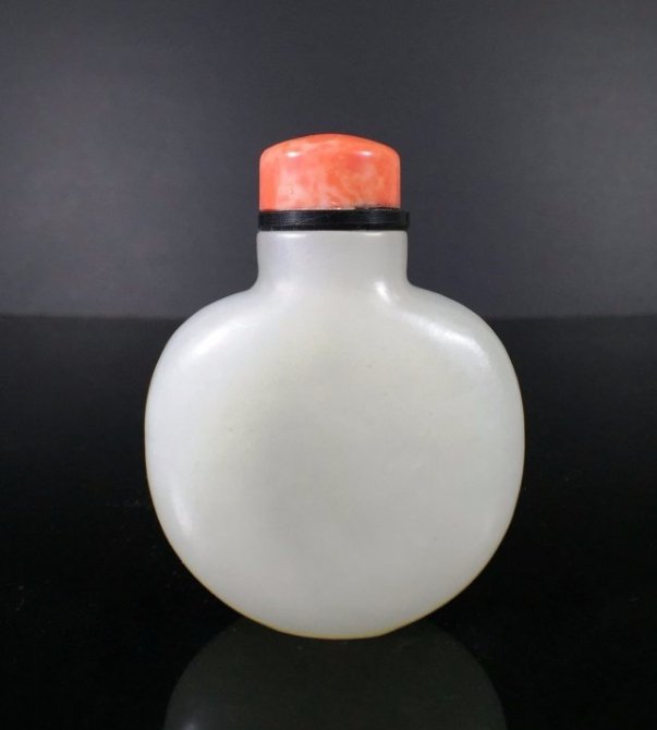 19TH C  CARVED WHITE JADE SNUFF BOTTLE (1 of 8)