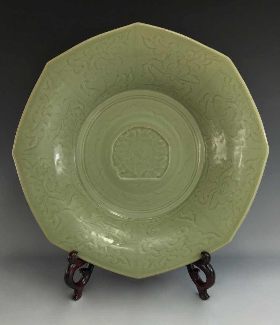 A LARGE MING OCTAGONAL LONGQUAN CELADON CHARGER (1 of 10)