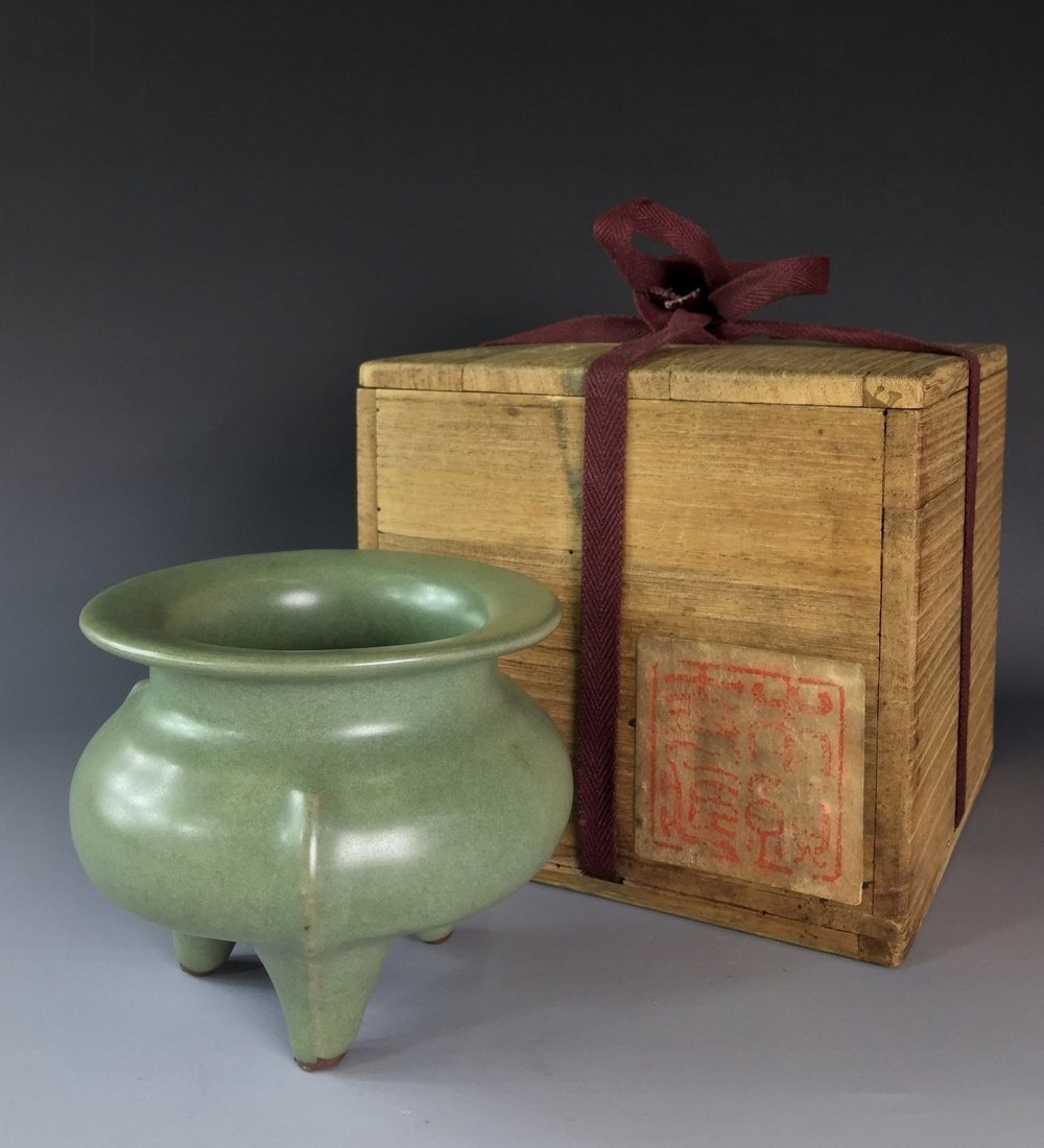 IMPORTANT SONG DYNASTY LONGQUAN CELADON CENSER (1 of 10)
