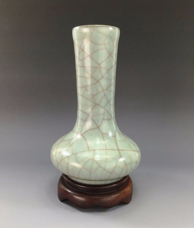 A SONG DYNASTY GUAN WARE BOTTLE VASE (1 of 6)