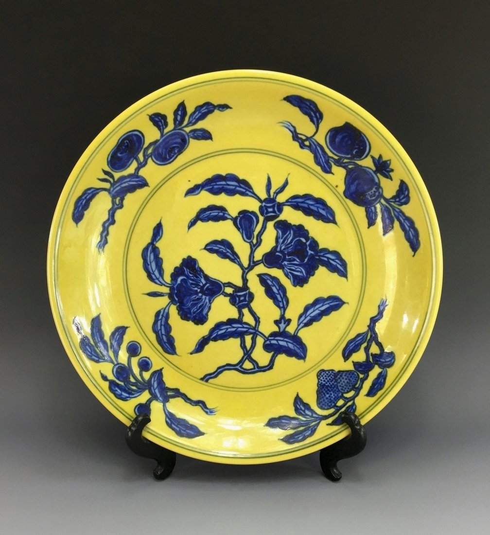 A MING FAMILLE JAUNE PORCELAIN PLATE (1 of 10)