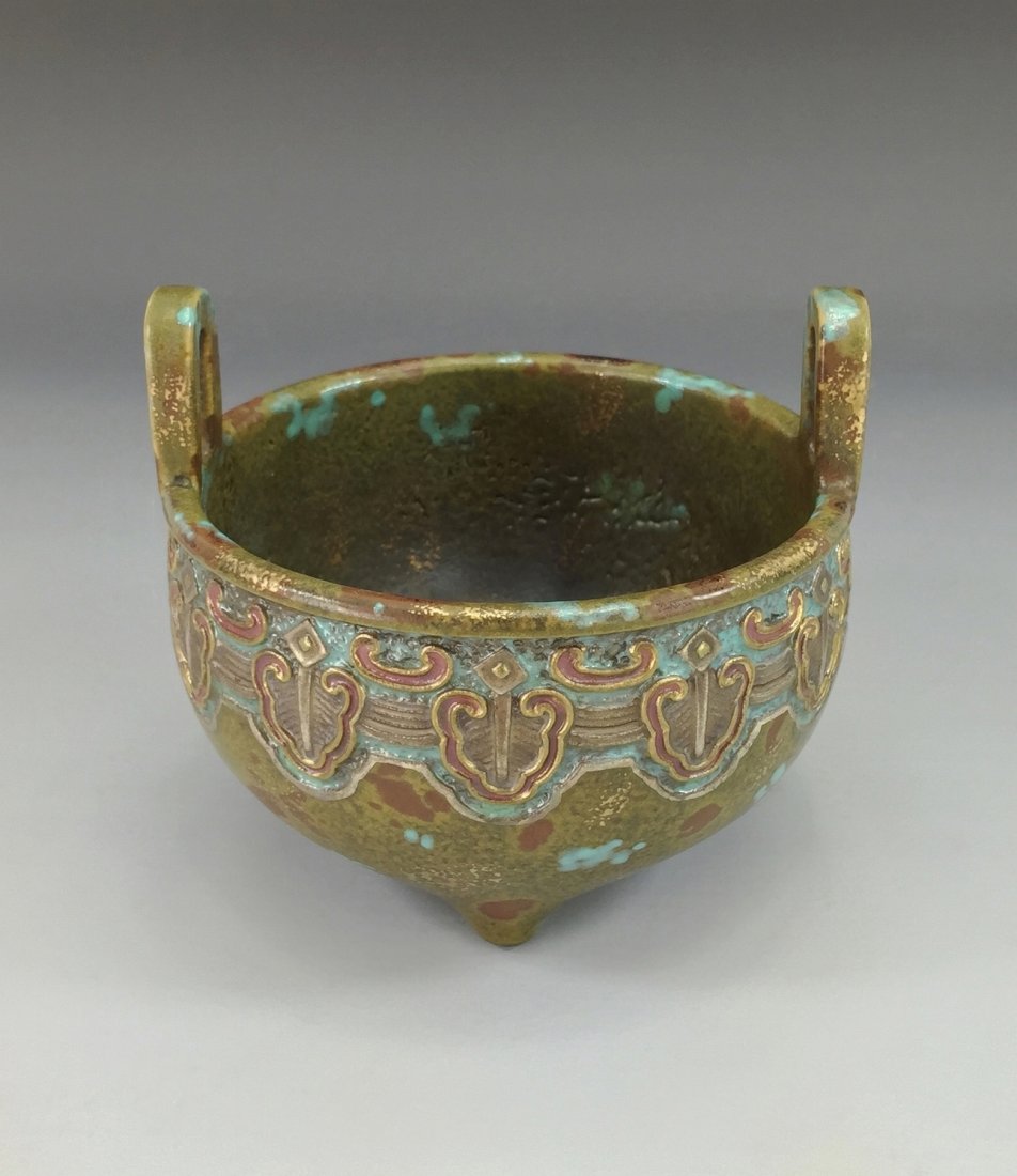 A CHINESE PORCELAIN TRIPOD CENSER (1 of 5)