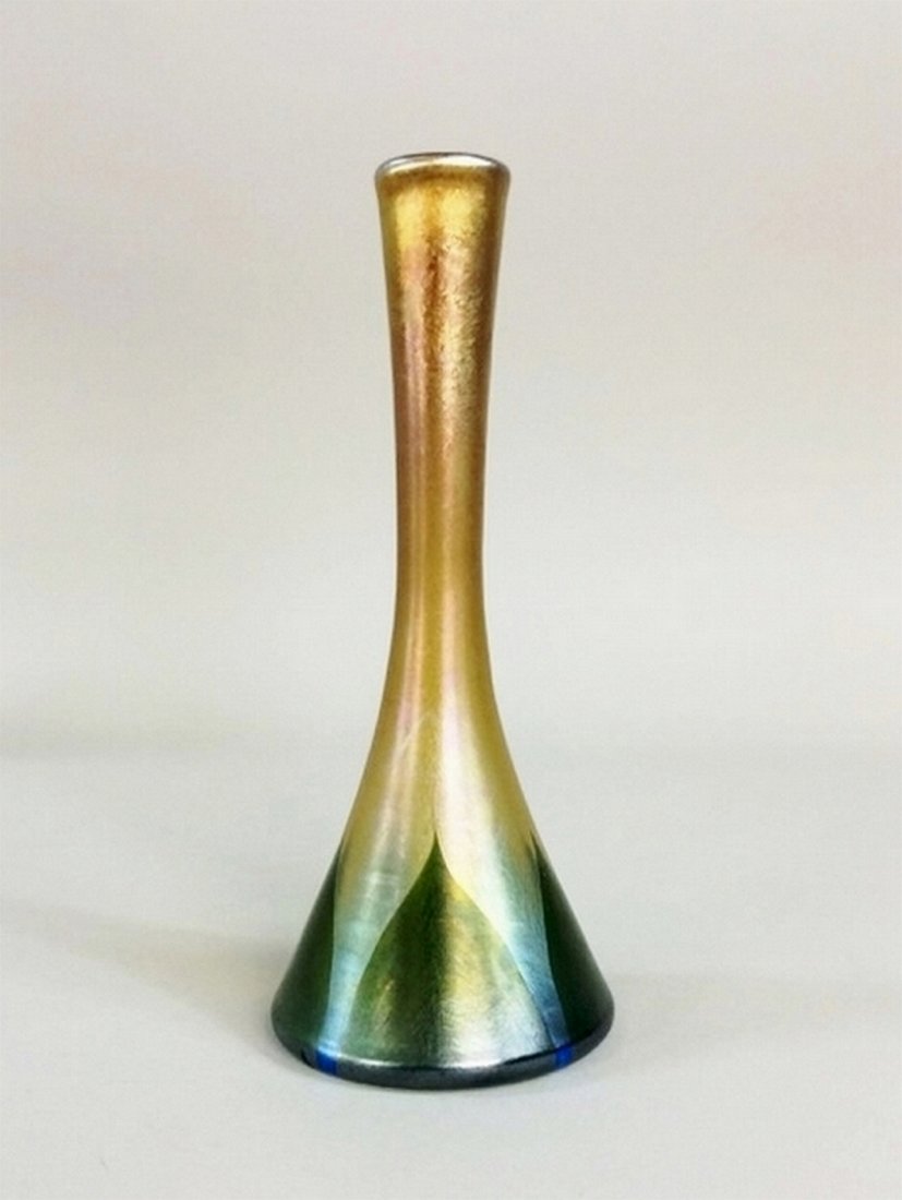 TIFFANY GREEN FEATHER BASE BUD ART GLASS VASE (1 of 7)