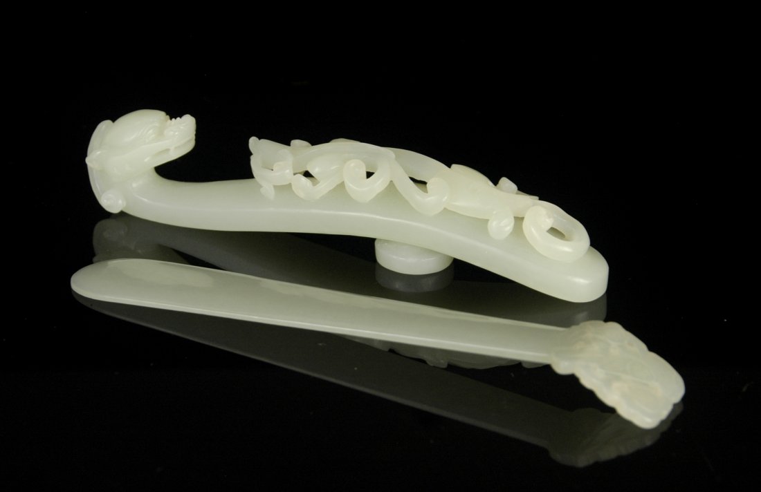 CARVED DRAGONS JADE BELT BUCKLE AND A SPOON (1 of 6)