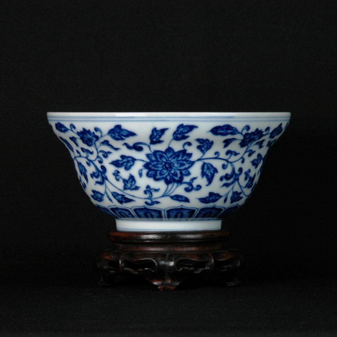 FINE BLUE & WHITE LOTUS BOWL (1 of 6)
