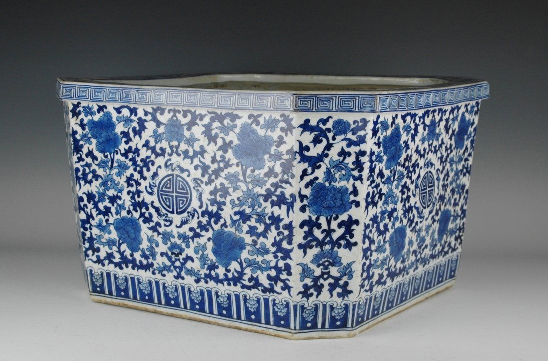 A BLUE & WHITE RECTANGULAR PLANT POT (1 of 8)