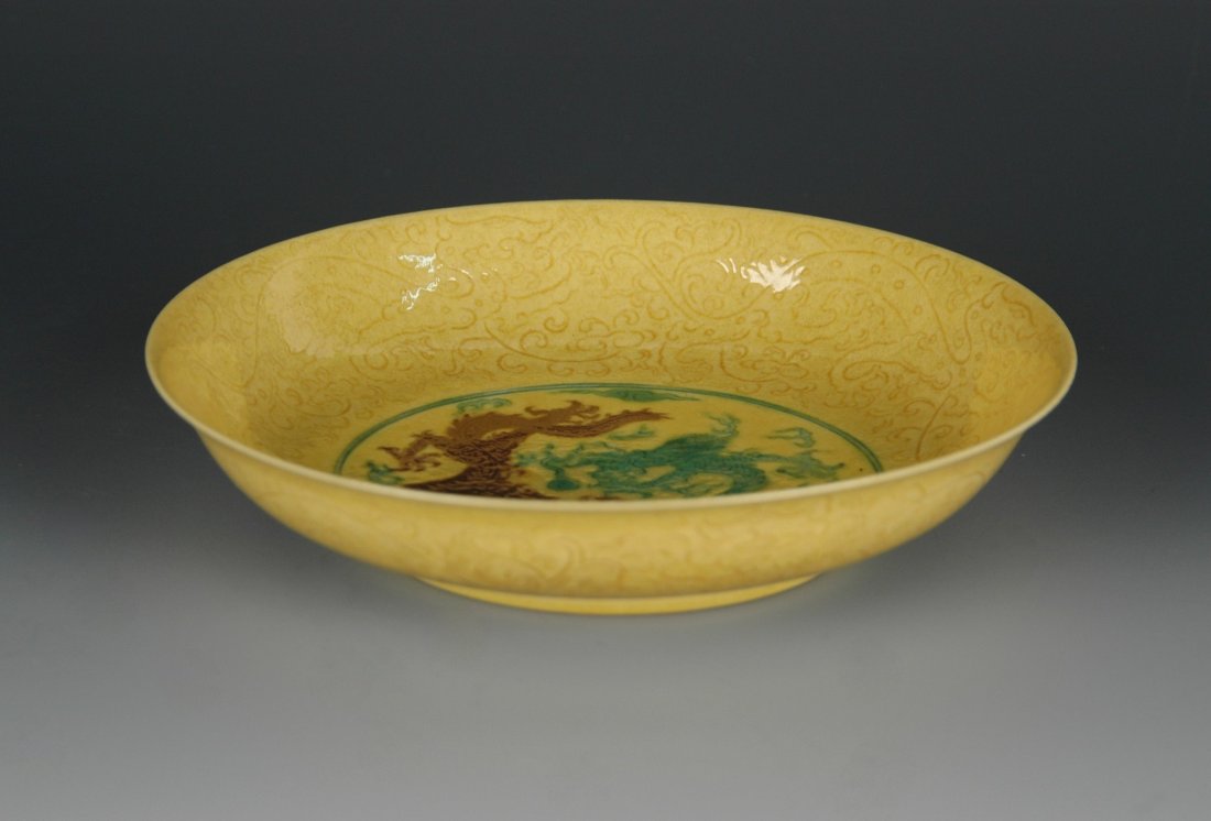A FINE YONGZHENG SANCAI DRAGON PORCELAIN DISH (1 of 6)