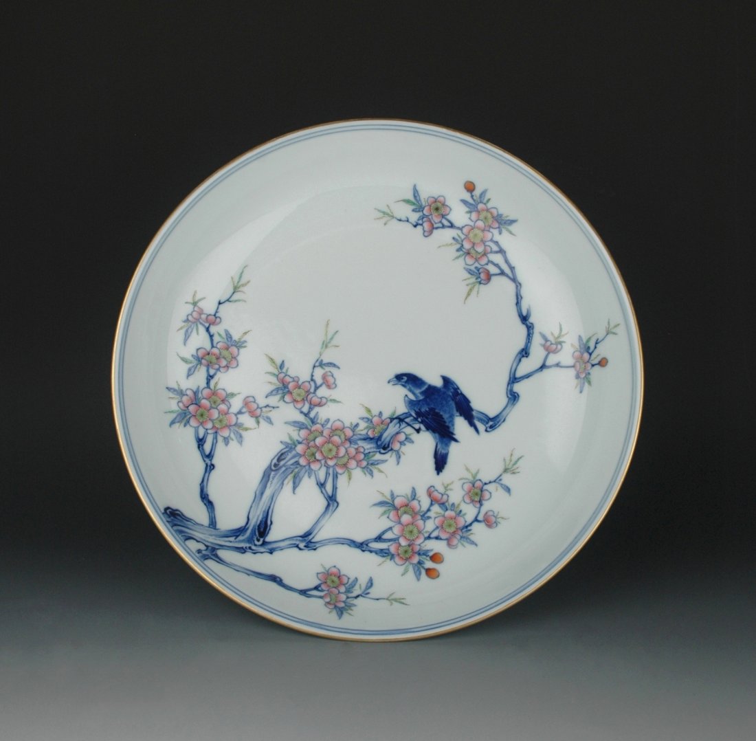 A FINE DOUCAI PORCELAIN PLATE (1 of 8)