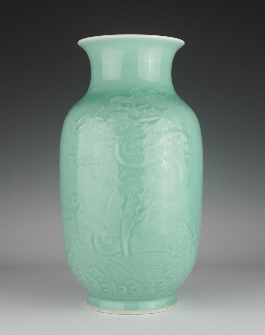 FINE TURQUOISE MONOCHROME DRAGON VASE (1 of 8)
