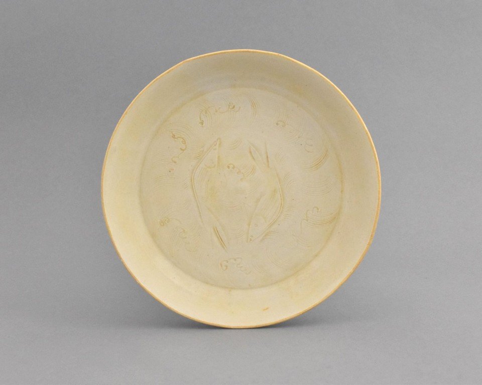DING WARE PLATE WITH CARVED TWO FISH DECORATION (1 of 7)