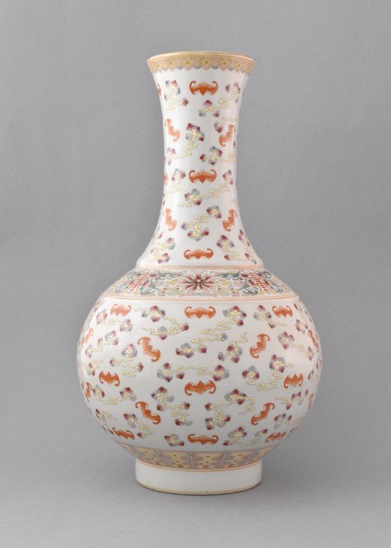 FINE HUNDRED BUTTERFLIES PORCELAIN VASE, GUANGXU MARK (1 of 10)