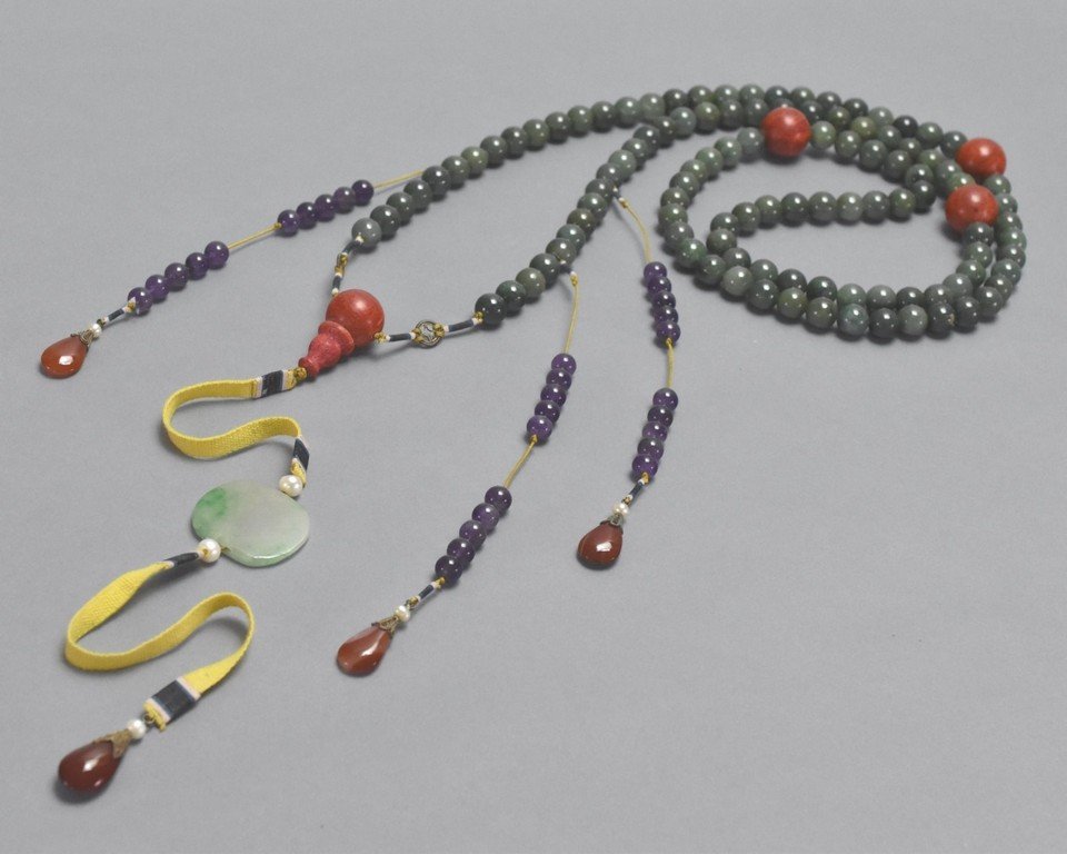 CARVED JADE CHAOZHU COURT NECKLACE. (1 of 9)