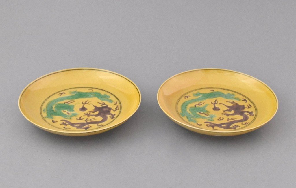 A FINE PAIR OF SANCAI DOUBLE DRAGON PORCELAIN DISH, (1 of 10)
