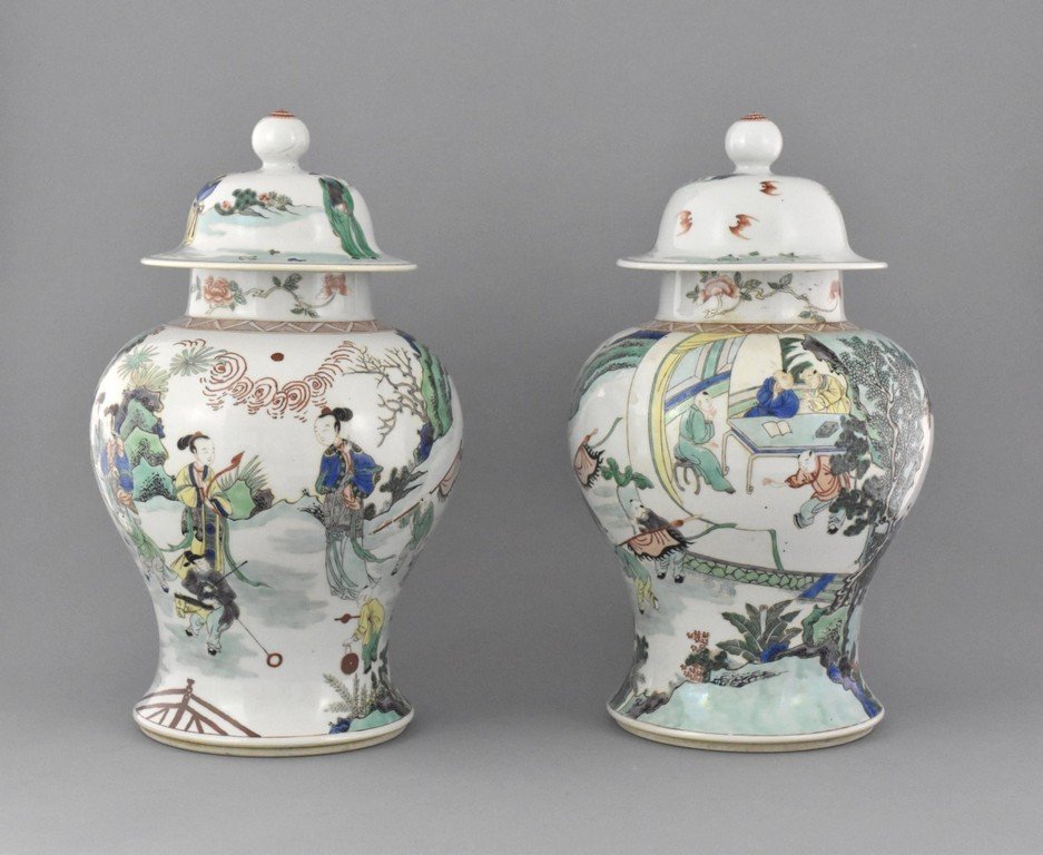 PAIR OF KANGXI WUCAI COVERED BALUSTER JARS. (1 of 9)