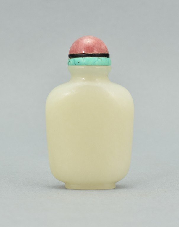 A CARVED WHITE JADE SNUFF BOTTLE, (1 of 6)