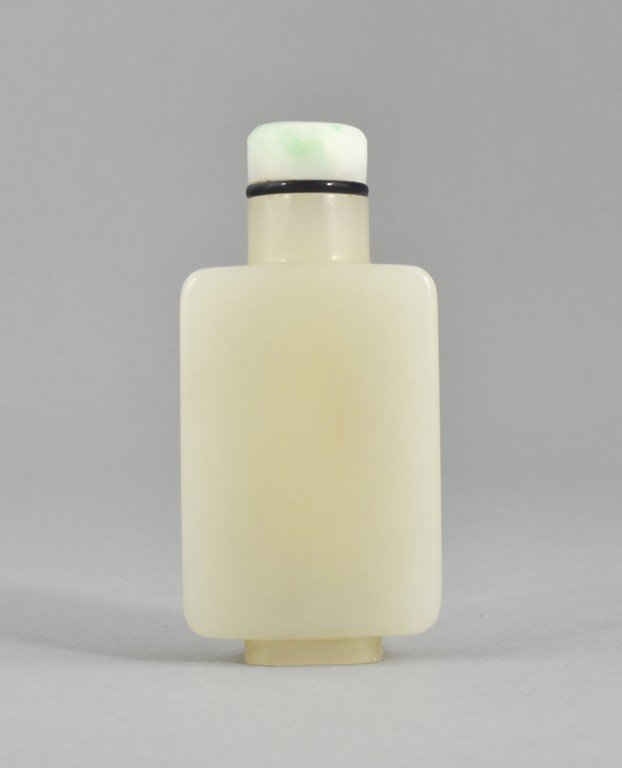 A CARVED WHITE JADE SNUFF BOTTLE (1 of 7)