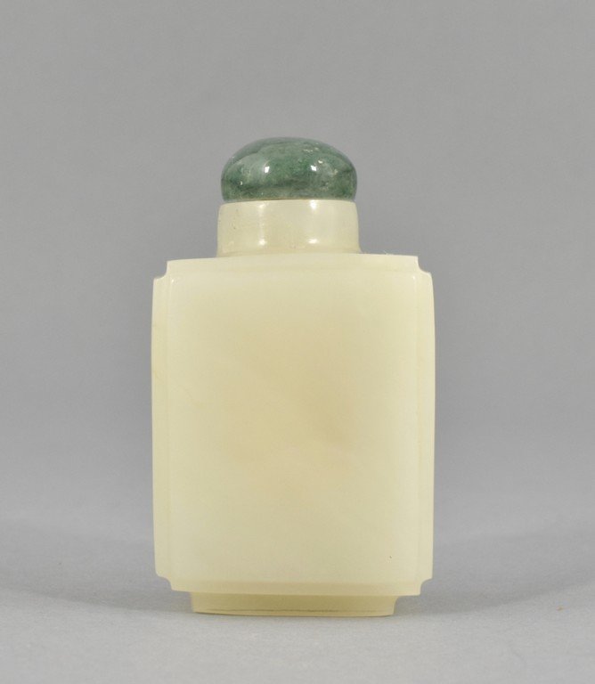A CARVED WHITE JADE SNUFF BOTTLE (1 of 7)