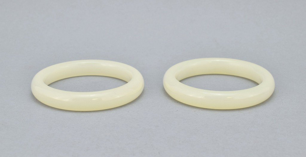 PAIR OF CARVED WHITE JADE ROUND BANGLE (1 of 5)