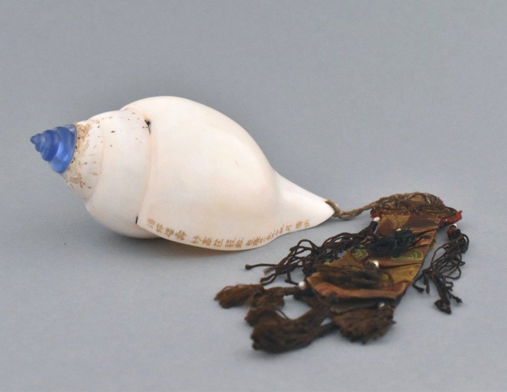 SANKHA WITH PEKING GLASS AND EMBROIDERY TASSEL (1 of 9)