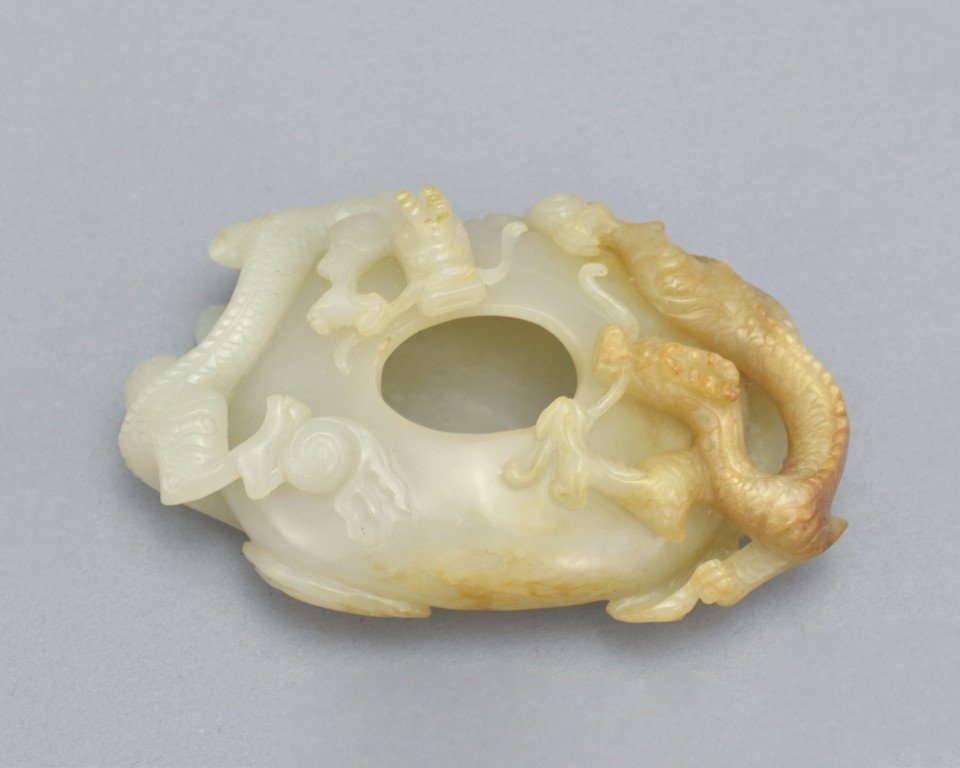 TWO FACING DRAGONS ON PEACH SHAPED JADE BRUSH WASHER (1 of 8)