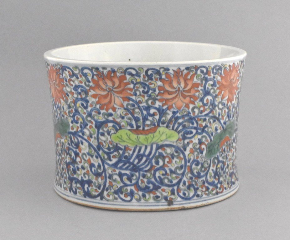 LOTUS DOUCAI PORCELAIN BRUSH POT, KANGXI MARK (1 of 10)