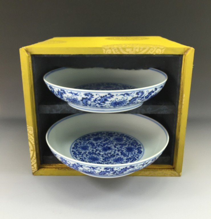 IMPORTANT PAIR OF BLUE AND WHITE PLATES IN ORG. BOX (1 of 10)