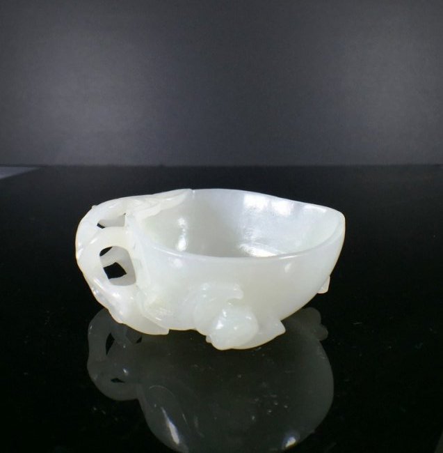 A CARVED WHITE JADE PEACH BRUSH WASHER (1 of 7)