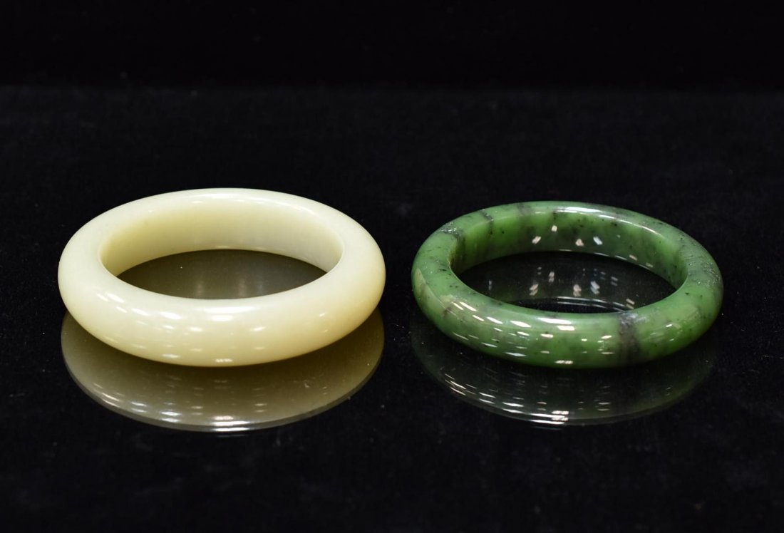 SET OF 2 (TWO) WHITE AND SPINACH GREEN JADE BANGLE (1 of 9)