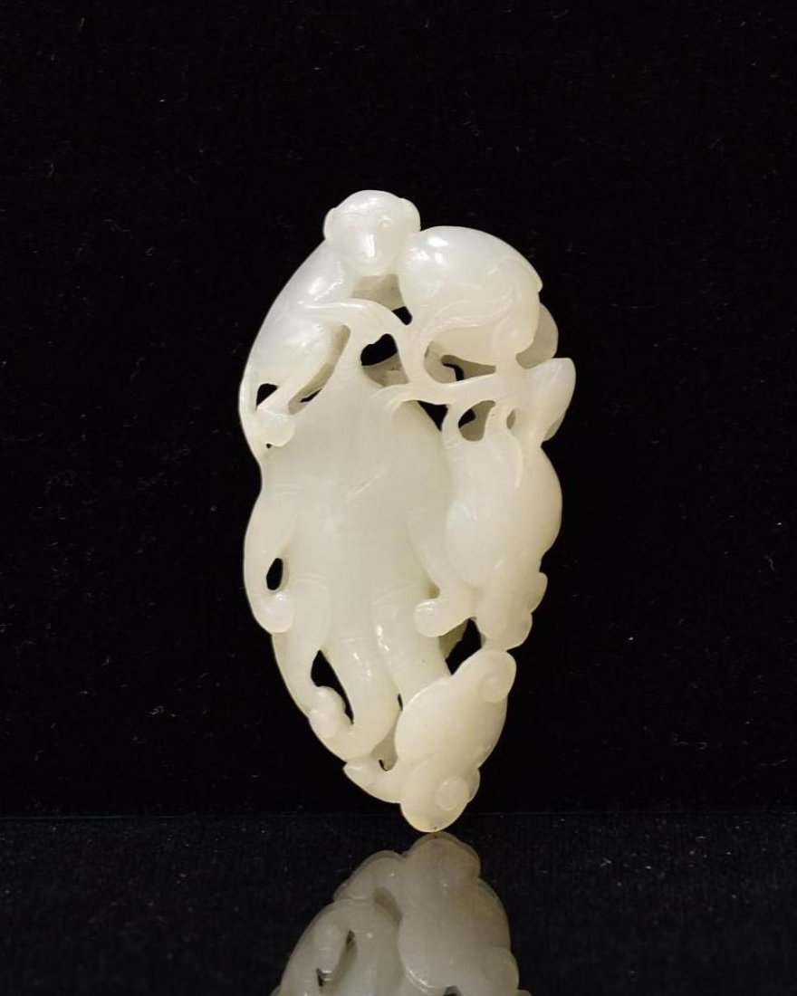 CARVED WHITE JADE OF MONKEY ON BUDDHA PALM CITROEN (1 of 9)
