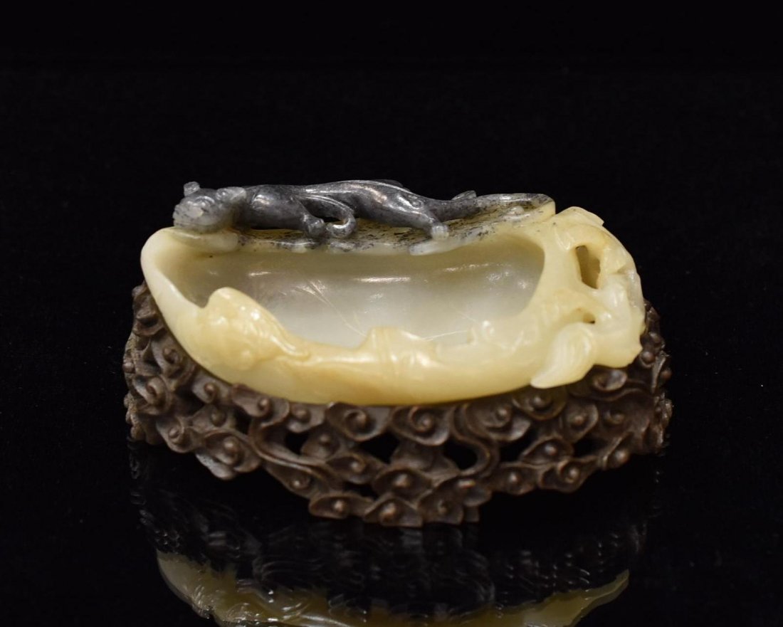 TIGER OVER PEACH CARVED JADE BRUSH WASHER (1 of 10)