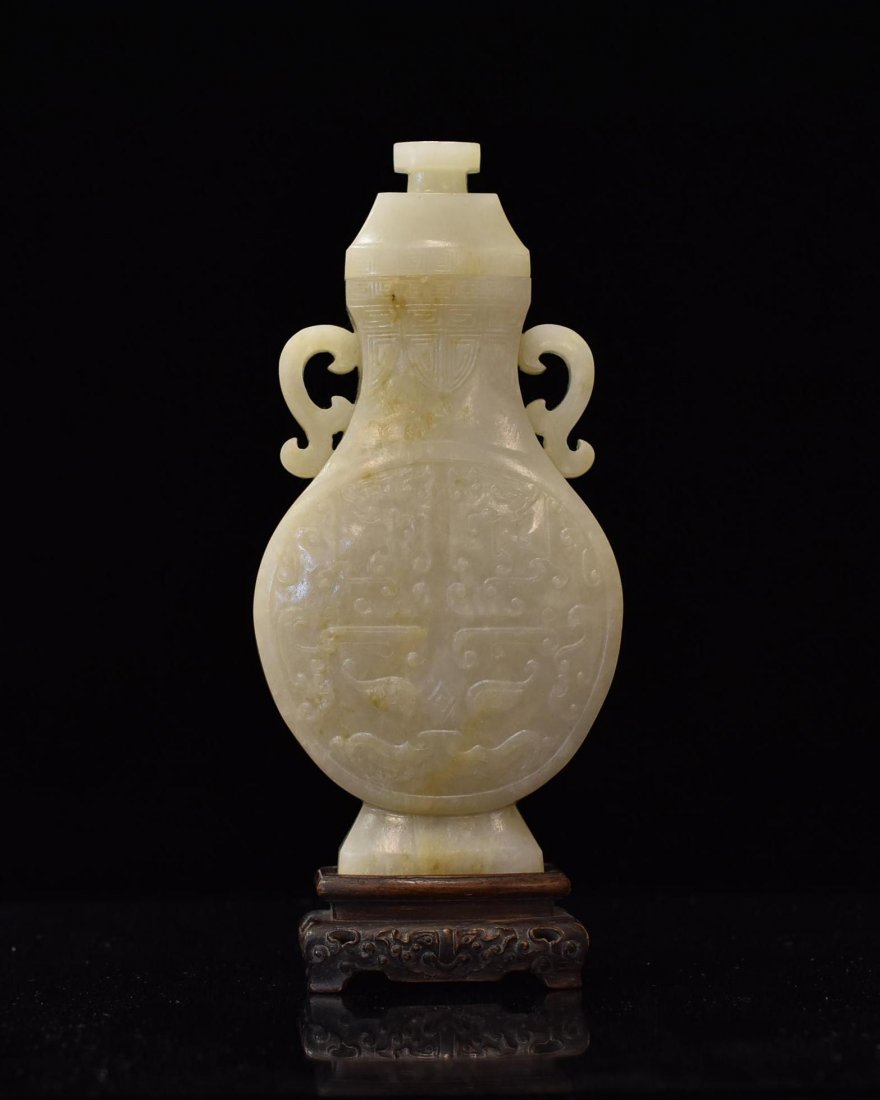 VERY FINE CARVED CHINESE JADE OF COVERED URN (1 of 10)