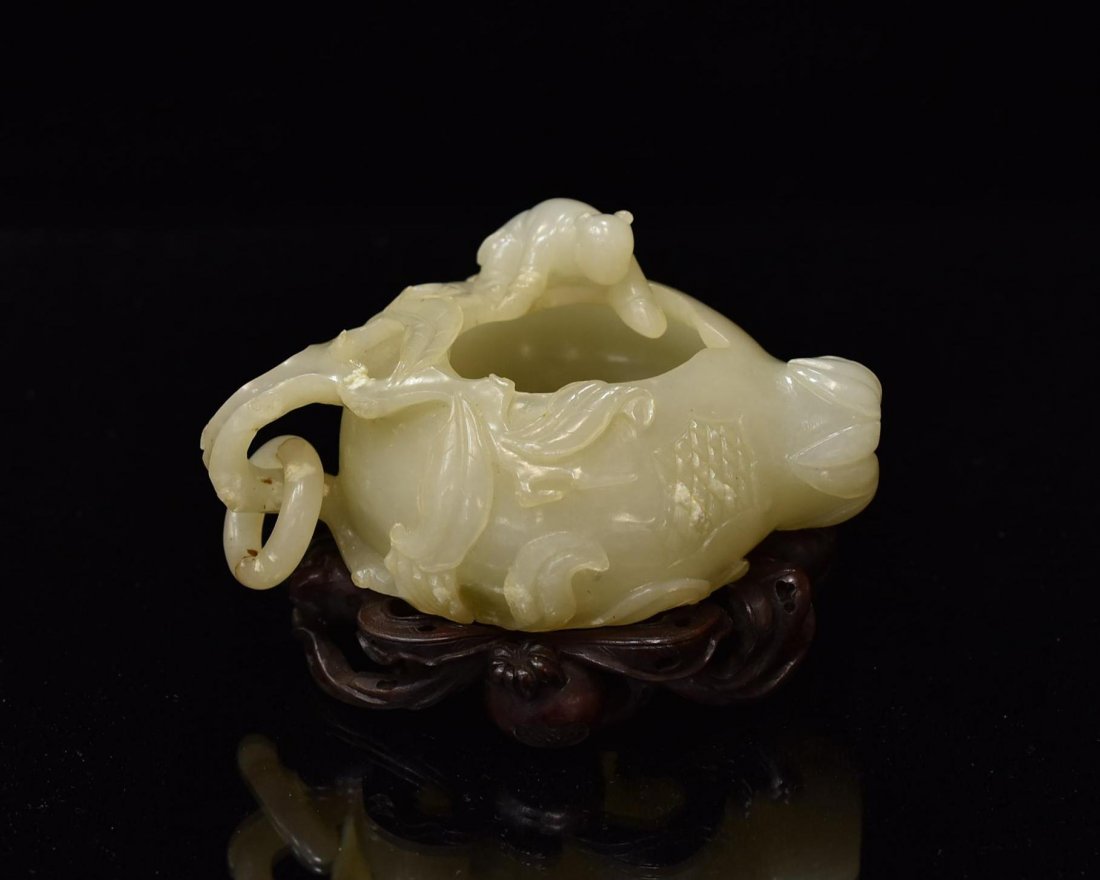 VERY FINE CARVED JADE POMEGRANATE BRUSH WASHER (1 of 10)