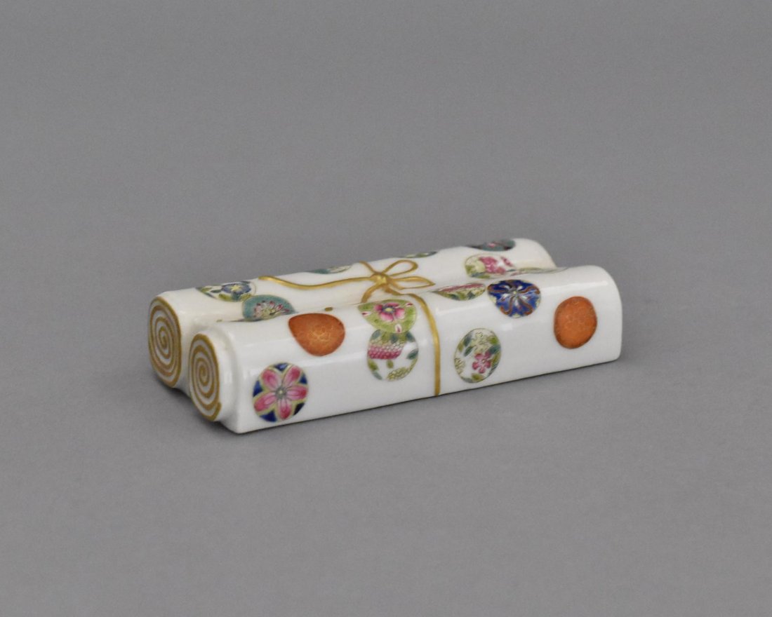CHINESE FAMILLE ROSE PORCELAIN PAPER WEIGHT (1 of 10)