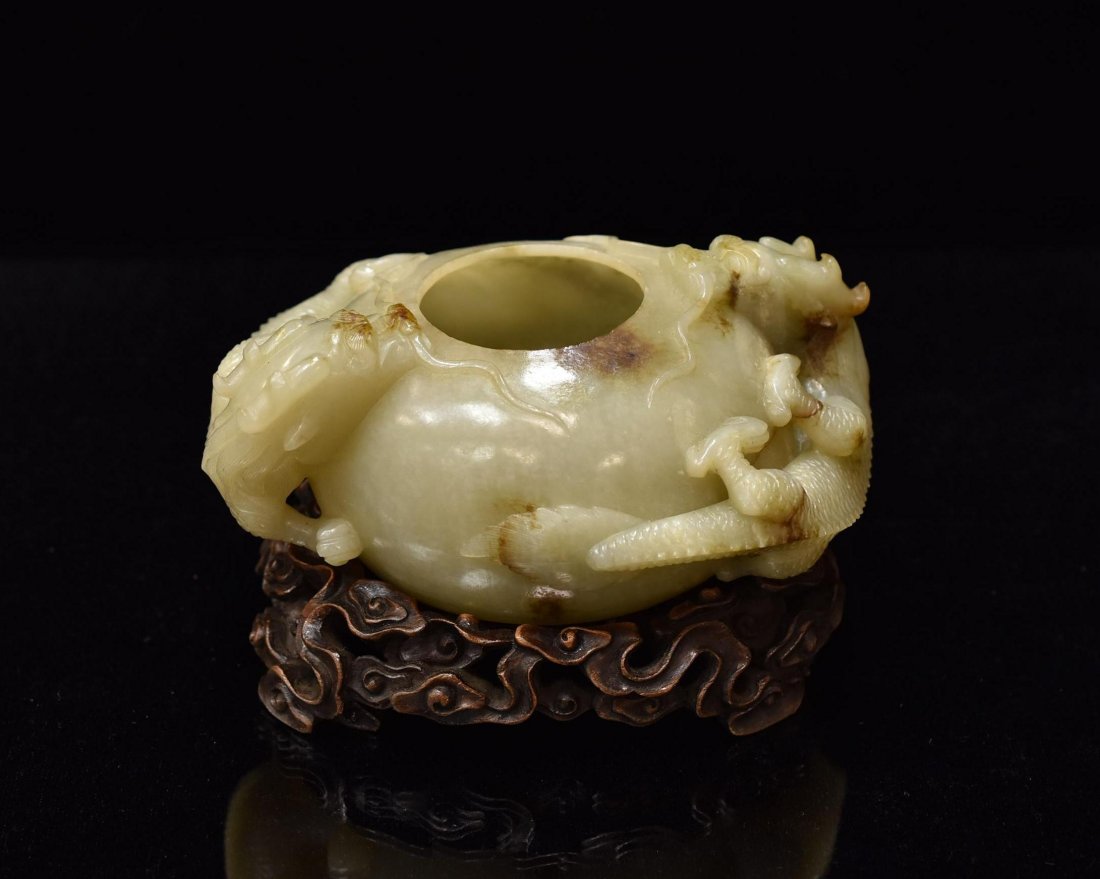TWO FACING DRAGONS ON PEACH SHAPED JADE BRUSH WASHER (1 of 10)