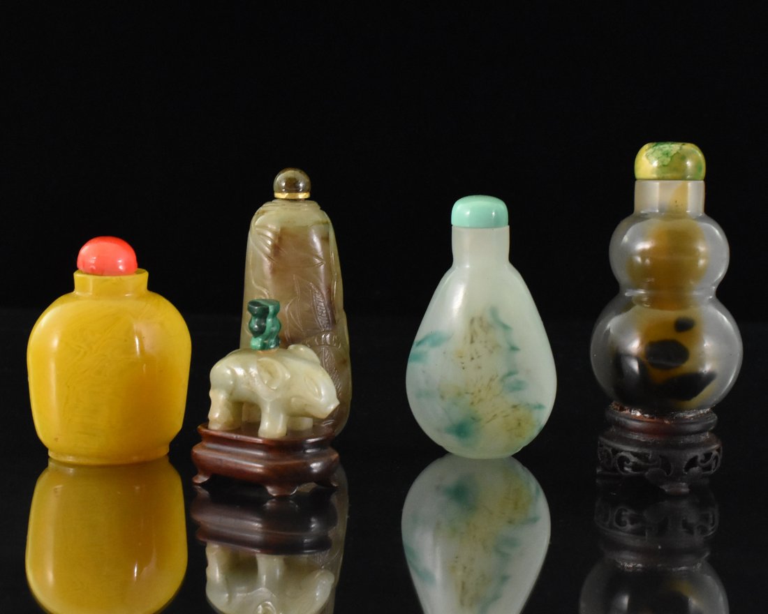 SET OF 5 PCS 19TH C. CARVED JADE AND PEKING GLASS SNUFF (1 of 7)