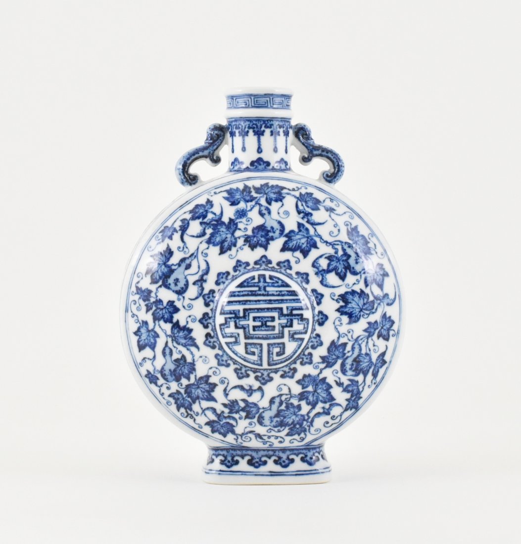 VERY FINE QIANLONG BLUE AND WHITE PORCELAIN MOON FLASK (1 of 10)