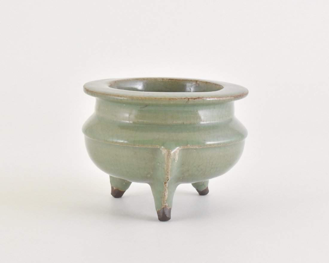 LONGQUAN CELADON TRIPOD CENSER (1 of 10)
