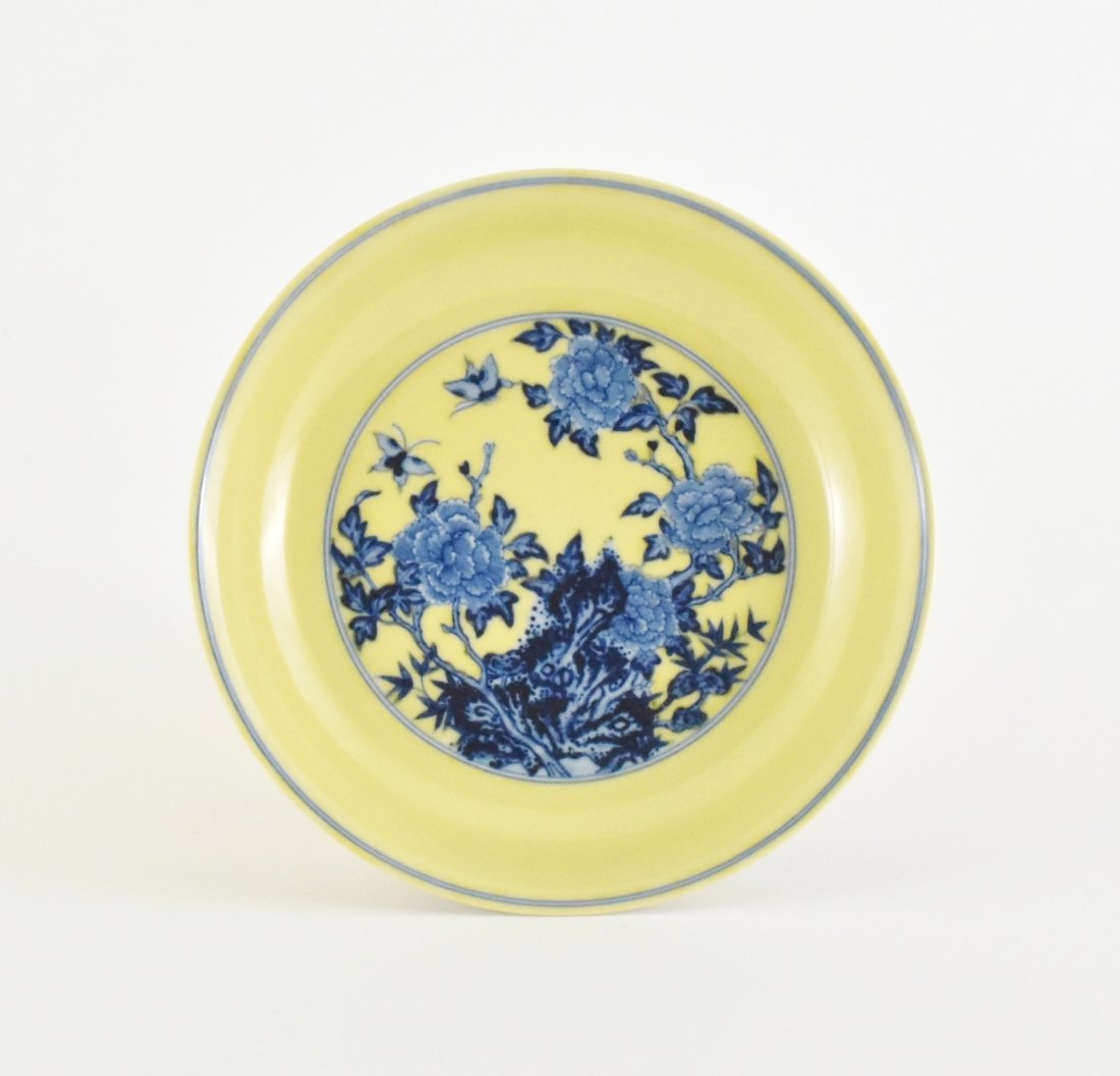 A QING FAMILLE JAUNE PEONY PORCELAIN PLATE (1 of 10)
