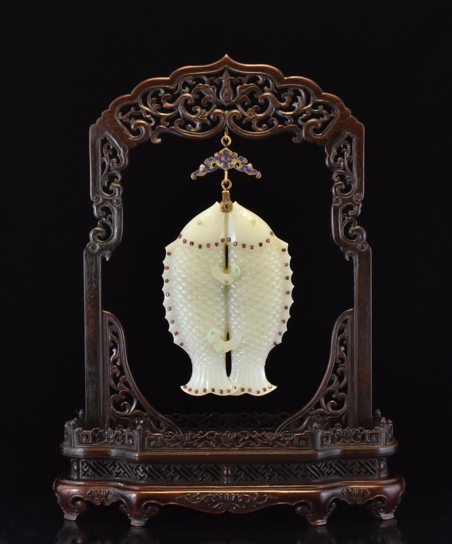 HANGING DOUBLE FISHES JADE PLAQUE ON HARDWOOD STAND (1 of 10)