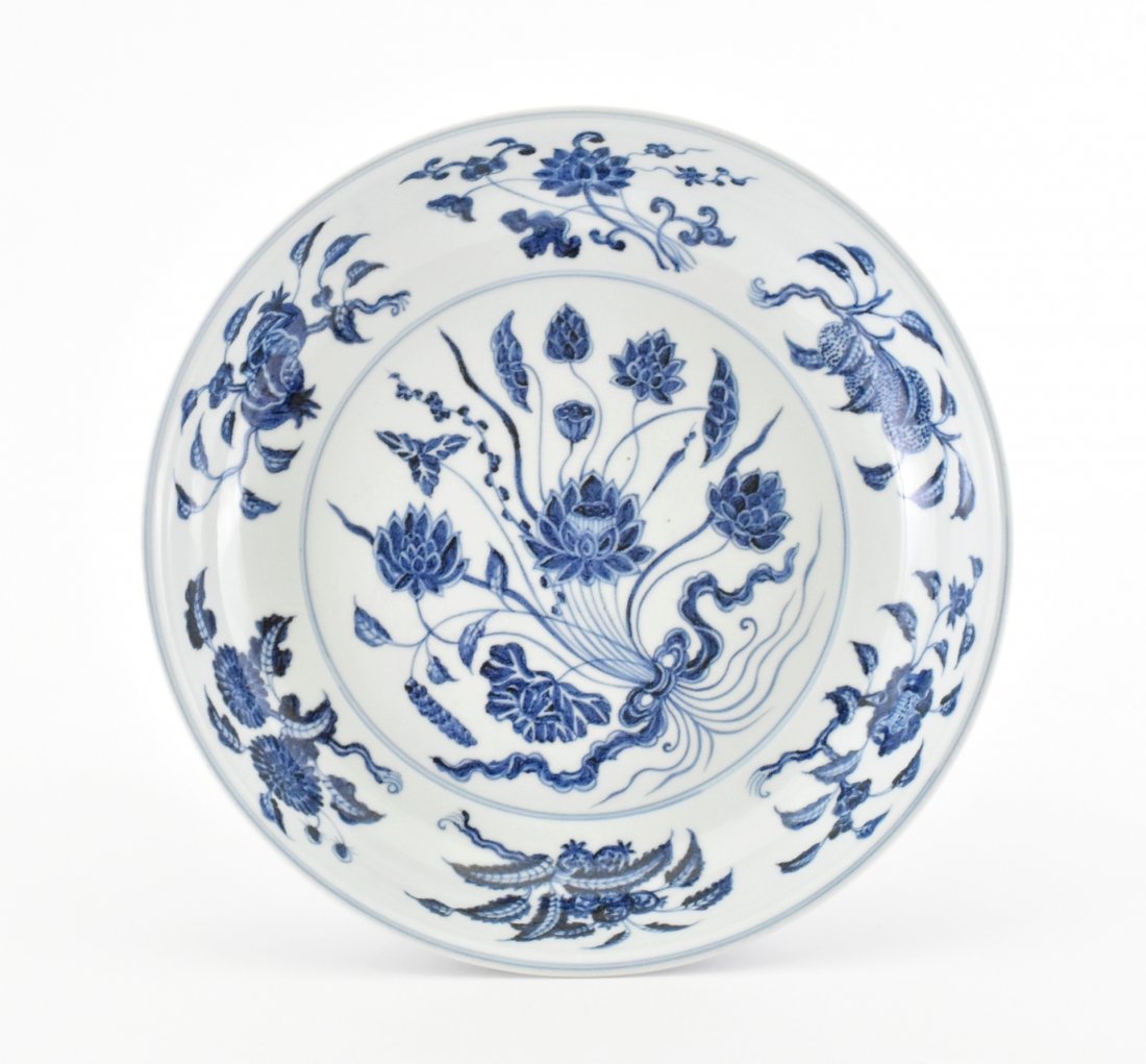 VERY FINE CHINESE MING BLUE AND WHITE LOTUS PLATE (1 of 10)