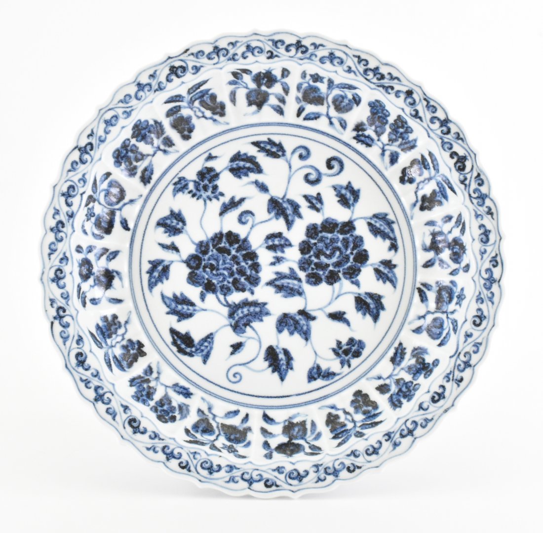 MASSIVE FINE MING BLUE AND WHITE  PEONY CHARGER (1 of 10)