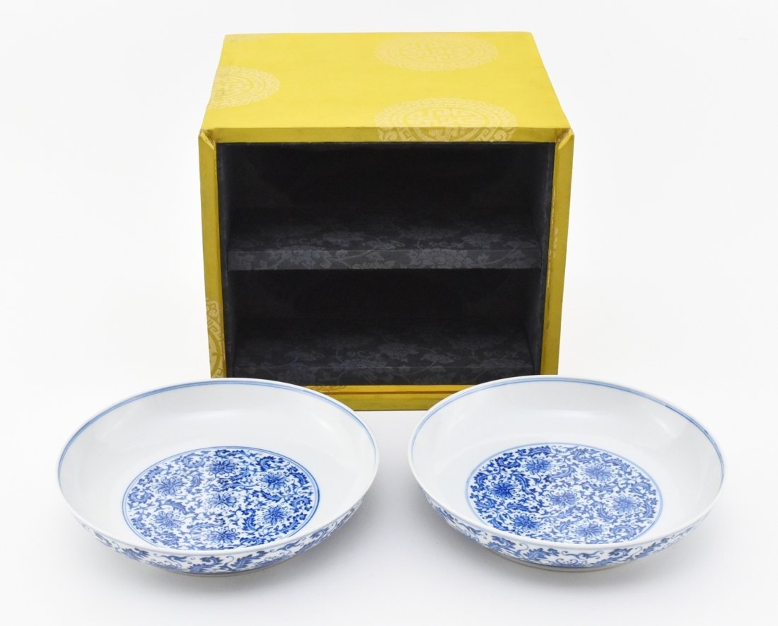 PAIR OF BLUE AND WHITE PLATES IN ORG. BOX (1 of 8)