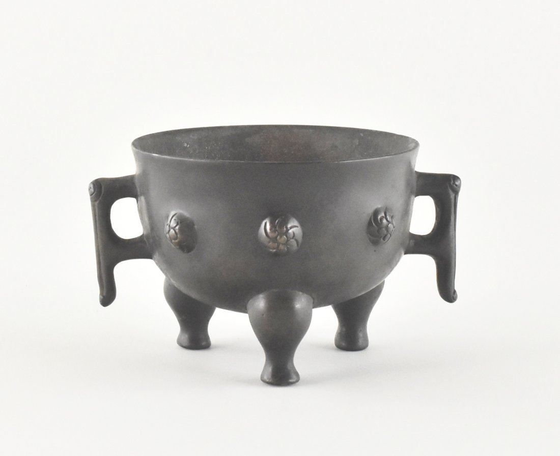 ANTIQUE CHINESE BRONZE TRIPOD CENSER (1 of 8)