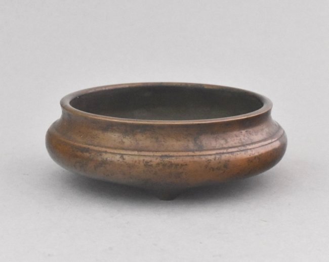 CHINESE BRONZE SHALLOW TRIPOD  CENSER (1 of 8)