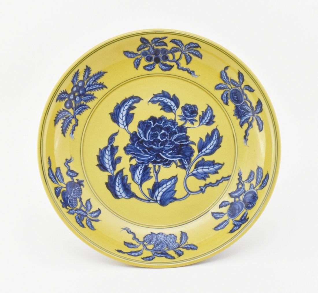 A MING FAMILLE JAUNE PORCELAIN PLATE (1 of 8)